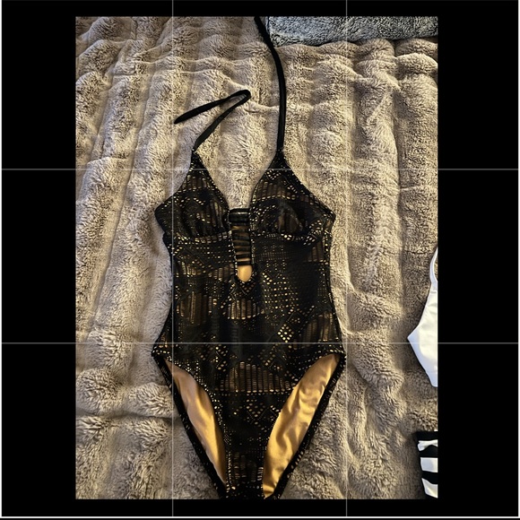 One piece - Picture 2 of 2